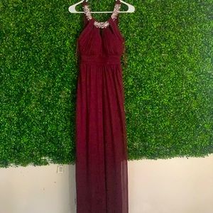 Long beautiful burgundy dress perfect for a wedding, prom or any formal event